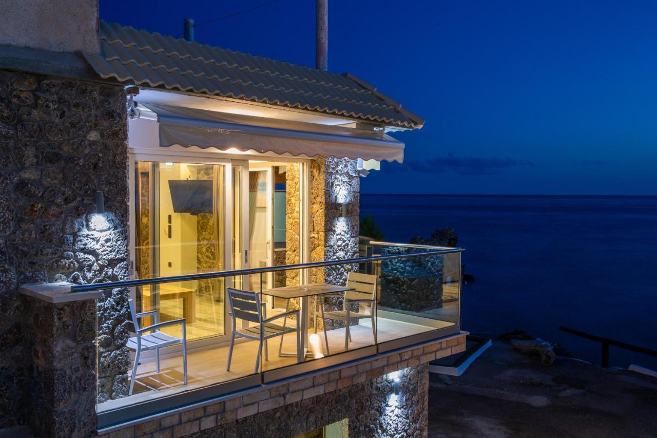 Black Rocks Family, Luxury Seafront Beach Maisonette Агиос Гордиос Екстериор снимка