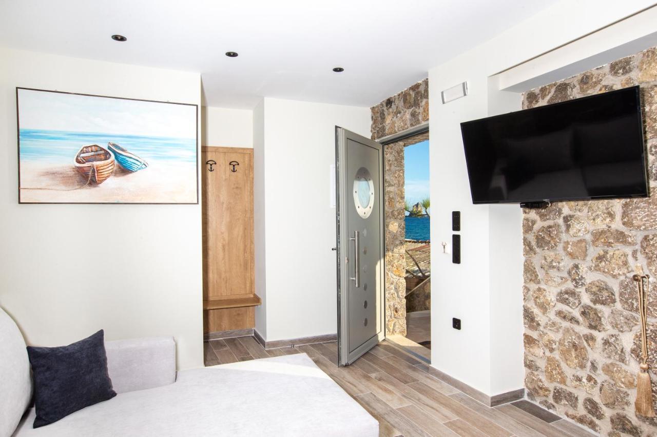 Black Rocks Family, Luxury Seafront Beach Maisonette Агиос Гордиос Екстериор снимка