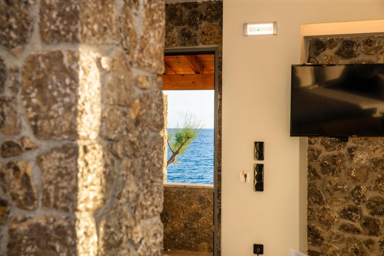 Black Rocks Family, Luxury Seafront Beach Maisonette Агиос Гордиос Екстериор снимка