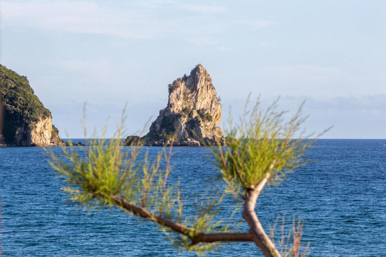 Black Rocks Family, Luxury Seafront Beach Maisonette Агиос Гордиос Екстериор снимка