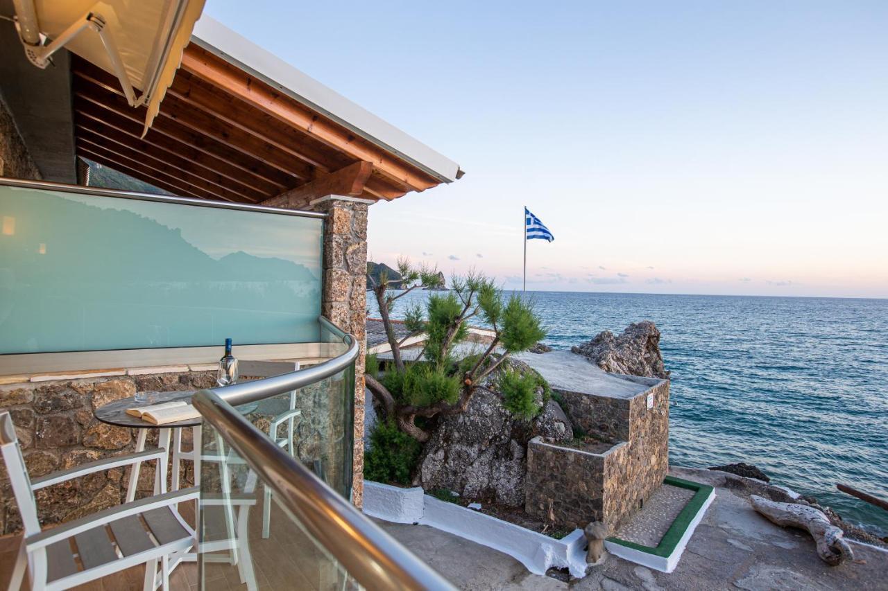 Black Rocks Family, Luxury Seafront Beach Maisonette Агиос Гордиос Екстериор снимка